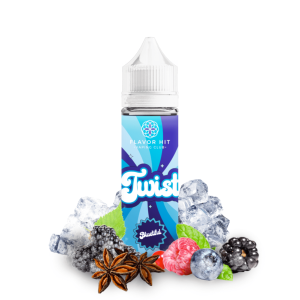 Bouteille de e-liquide Flavor Hit Twist Bluetiful entourée de mûres, de framboises, de myrtilles, d'anis étoilé et de glaçons sur un fond blanc.