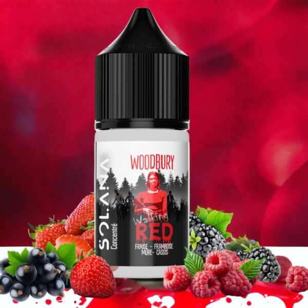 Bouteille de concentré de e-liquide Woodbury Walking Red avec des fruits de fraise, framboise, mûre et cassis en arrière-plan.