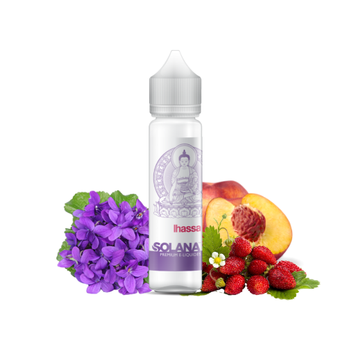 Bouteille de e-liquide Lhassa par Solana, entourée de fleurs violettes, de morceaux de pêche et de fraises des bois.