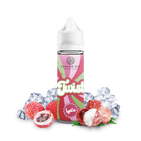 Bouteille de e-liquide Flavor Hit Twist Lychiz entourée de litchis et de glaçons sur un fond blanc.